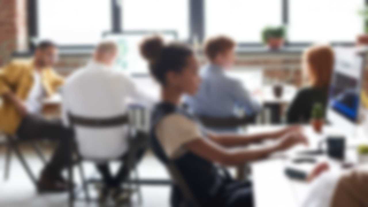Echipă de angajați colaborând într-un birou modern
